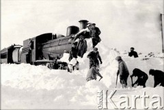 26.06.1939, Pampa de Castillo, Argentyna.
Lokomotywa w zaspie śnieżnej.
Fot. NN, zbiory Museo Ferroportuario w Comodoro Rivadavia, reprodukcje cyfrowe w  Bibliotece Polskiej im. Ignacego Domeyki w Buenos Aires (Biblioteca Polaca Ignacio Domeyko) i w Ośrodku KARTA w Warszawie