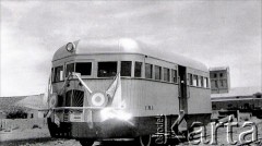 Początek XX wieku, okolice Comodoro Rivadavia, prowincja Chubut, Argentyna.
Autovia Chico (wagon pasażerski wyposażony w silnik).
Fot. NN, zbiory Museo Ferroportuario w Comodoro Rivadavia, reprodukcje cyfrowe w  Bibliotece Polskiej im. Ignacego Domeyki w Buenos Aires (Biblioteca Polaca Ignacio Domeyko) i w Ośrodku KARTA w Warszawie