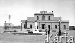 Początek XX wieku, Comodoro Rivadavia, prowincja Chubut, Argentyna.
Stacja kolejowa. Przed nią stoi pomnik argentyńskiego bohatera narodowego San Martina. 
Fot. NN, zbiory Museo Ferroportuario w Comodoro Rivadavia, reprodukcje cyfrowe w  Bibliotece Polskiej im. Ignacego Domeyki w Buenos Aires (Biblioteca Polaca Ignacio Domeyko) i w Ośrodku KARTA w Warszawie