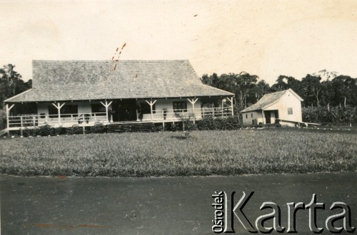 Lata 40., Misiones, Argentyna.
Dom nad Paraną.
Fot. NN, zbiory Stowarzyszenia Polsko-Argentyńskiego w Wandzie, reprodukcje cyfrowe w  Bibliotece Polskiej im. Ignacego Domeyki w Buenos Aires (Biblioteca Polaca Ignacio Domeyko) i w Ośrodku KARTA w Warszawie