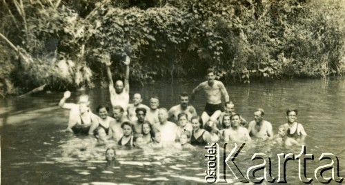 1940-1950, Misiones, Argentyna.
Kąpiel w rzece Tupicua, siedzą Ziman i Jakimiuk.
Fot. NN, zbiory Stowarzyszenia Polsko-Argentyńskiego w Wandzie, reprodukcje cyfrowe w  Bibliotece Polskiej im. Ignacego Domeyki w Buenos Aires (Biblioteca Polaca Ignacio Domeyko) i w Ośrodku KARTA w Warszawie