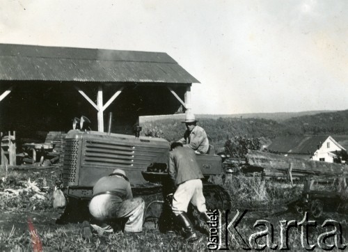 Lata 50., Wanda, Misiones, Argentyna.
Podczas uprawy ziemi.
Fot. NN, zbiory Stowarzyszenia Polsko-Argentyńskiego w Wandzie, reprodukcje cyfrowe w  Bibliotece Polskiej im. Ignacego Domeyki w Buenos Aires (Biblioteca Polaca Ignacio Domeyko) i w Ośrodku KARTA w Warszawie