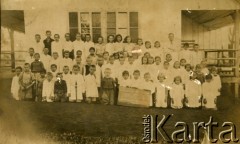 Lata 30., Gobernador Lanusse, Misiones, Argentyna.
Wsród uczniów dyrektor szkoły Alberto Siri (u góry po prawej).
Fot. NN, zbiory Stowarzyszenia Polsko-Argentyńskiego w Wandzie, reprodukcje cyfrowe w Bibliotece Polskiej im. Ignacego Domeyki w Buenos Aires (Biblioteca Polaca Ignacio Domeyko) i w Ośrodku KARTA w Warszawie