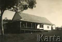 Lata 30., Misiones, Argentyna.
Dom Antonia Kisiela.
Fot. NN, zbiory Stowarzyszenie Polsko-Argentyńskiew Wandzie, reprodukcje cyfrowe w  Bibliotece Polskiej im. Ignacego Domeyki w Buenos Aires (Biblioteca Polaca Ignacio Domeyko) i w Oorodku KARTA w Warszawie
