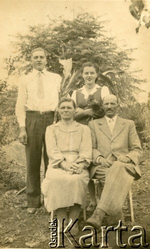 1942, Gobernador Lanusse, Misiones, Argentyna.
Rodzina Pastuszak.
Fot. NN, zbiory Stowarzyszenia Polsko-Argentyńskiego w Wandzie, reprodukcje cyfrowe w  Bibliotece Polskiej im. Ignacego Domeyki w Buenos Aires (Biblioteca Polaca Ignacio Domeyko) i w Ośrodku KARTA w Warszawie