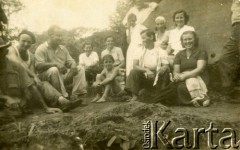 1948, Cataractas de Iguazu, Misiones, Argentyna.
Rodzin Konert, Kisiel, Woronowicz i Korzak podczas wycieczki nad wodospady. 
Fot. NN, zbiory Stowarzyszenia Polsko-Argentyńskiego w Wandzie, reprodukcje cyfrowe w  Bibliotece Polskiej im. Ignacego Domeyki w Buenos Aires (Biblioteca Polaca Ignacio Domeyko) i w Ośrodku KARTA w Warszawie