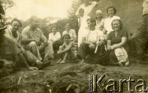 1948, Cataractas de Iguazu, Misiones, Argentyna.
Rodzin Konert, Kisiel, Woronowicz i Korzak podczas wycieczki nad wodospady. 
Fot. NN, zbiory Stowarzyszenia Polsko-Argentyńskiego w Wandzie, reprodukcje cyfrowe w  Bibliotece Polskiej im. Ignacego Domeyki w Buenos Aires (Biblioteca Polaca Ignacio Domeyko) i w Ośrodku KARTA w Warszawie