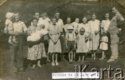 Ok. 1938, Gobernador Lanusse,  Misiones, Argentyna.
Pierwsi polscy osadnicy.
Fot. NN, zbiory Stowarzyszenia Polsko-Argentyńskiego w Wandzie, reprodukcje cyfrowe w  Bibliotece Polskiej im. Ignacego Domeyki w Buenos Aires (Biblioteca Polaca Ignacio Domeyko) i w Ośrodku KARTA w Warszawie