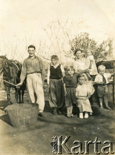 Lata 30., Gobernador Lanusse, Misiones, Argentyna.
Miguel Jeleń, Roman Jeleń, Estefania, Casimira, Elena i Adalberto Jeleń, Ines Kryszycha.
Fot. NN, zbiory Stowarzyszenia Polsko-Argentyńskiego w Wandzie, reprodukcje cyfrowe w  Bibliotece Polskiej im. Ignacego Domeyki w Buenos Aires (Biblioteca Polaca Ignacio Domeyko) i w Ośrodku KARTA w Warszawie