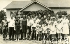 Lata 60., Misiones, Argentyna.
Od prawej rodziny: Juan Kryszcha, Julio Jeleń, Juana Sawicki, Elena, Ricardo, Felipe, Susana Jeleń, Rodolfo Kryszycha, Ana Waskewicz, Susana Kryszycha, Irene i Teresa Jeleń, Cristina Stornoski. W drugim rzędzie: Esteban i Luciano Jeleń, Ceslao Jeleń, Elena Sawicki, Juan Jeleń, Jose Seleń, Adalberto Jeleń, Ines Kryszycha, Kryszycha ojciec i Maria Kryrzycha, Adalberto Jeleń, Eduardo Waskiewicz, Elsa Jeleń, Jose Jeleń i Roman Jeleń. 
Fot. NN, zbiory Stowarzyszenia Polsko-Argentyńskiego w Wandzie,  reprodukcje cyfrowe w  Bibliotece Polskiej im. Ignacego Domeyki w Buenos Aires (Biblioteca Polaca Ignacio Domeyko) i w Ośrodku KARTA w Warszawie