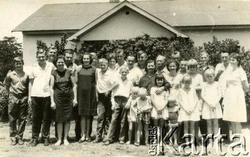 Lata 60., Misiones, Argentyna.
Od prawej rodziny: Juan Kryszcha, Julio Jeleń, Juana Sawicki, Elena, Ricardo, Felipe, Susana Jeleń, Rodolfo Kryszycha, Ana Waskewicz, Susana Kryszycha, Irene i Teresa Jeleń, Cristina Stornoski. W drugim rzędzie: Esteban i Luciano Jeleń, Ceslao Jeleń, Elena Sawicki, Juan Jeleń, Jose Seleń, Adalberto Jeleń, Ines Kryszycha, Kryszycha ojciec i Maria Kryrzycha, Adalberto Jeleń, Eduardo Waskiewicz, Elsa Jeleń, Jose Jeleń i Roman Jeleń. 
Fot. NN, zbiory Stowarzyszenia Polsko-Argentyńskiego w Wandzie,  reprodukcje cyfrowe w  Bibliotece Polskiej im. Ignacego Domeyki w Buenos Aires (Biblioteca Polaca Ignacio Domeyko) i w Ośrodku KARTA w Warszawie