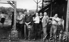 Lata 60., Wanda, Misiones, Argentyna.
Spotkanie mężczyzn z rodziny Firków i Orzeł przy winie, prawdopodobnie na planatcji yerby.
Fot. NN, zbiory Stowarzyszenia Polsko-Argentyńskiego w Wandzie, reprodukcje cyfrowe w Bibliotece Polskiej im. Ignacego Domeyki w Buenos Aires (Biblioteca Polaca Ignacio Domeyko) i w Ośrodku KARTA w Warszawie