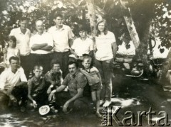 Lata 70., Wanda, Misiones, Argentyna.
Rodzina Firków.
Fot. NN, zbiory Stowarzyszenia Polsko-Argentyńskiego w Wandzie, reprodukcje cyfrowe w Bibliotece Polskiej im. Ignacego Domeyki w Buenos Aires (Biblioteca Polaca Ignacio Domeyko) i w Ośrodku KARTA w Warszawie