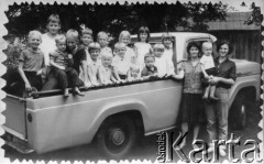 Lata 70., Wanda, Msiones, Argentyna.
W samochodzie wnuki Franciszka i Barbary Firków.
Fot. NN, zbiory Stowarzyszenia Polsko-Argentyńskiego w Wandzie, reprodukcje cyfrowe w Bibliotece Polskiej im. Ignacego Domeyki w Buenos Aires (Biblioteca Polaca Ignacio Domeyko) i w Ośrodku KARTA w Warszawie