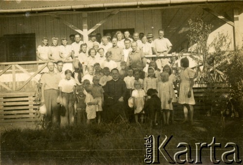 1940-1950, Wanda, Misiones, Argentyna.
Grupa przyjaciół w domu Państwa Firków.
Fot. NN, zbiory Stowarzyszenia Polsko-Argentyńskiego w Wandzie, reprodukcje cyfrowe w Bibliotece Polskiej im. Ignacego Domeyki w Buenos Aires (Biblioteca Polaca Ignacio Domeyko) i w Ośrodku KARTA w Warszawie