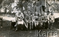 Lata 70., Wanda, Misiones, Argentyna.
Wnuki Estanislao i Marianny Orzeł.
Fot. NN, zbiory Stowarzyszenia Polsko-Argentyńskiego w Wandzie, reprodukcje cyfrowe w Bibliotece Polskiej im. Ignacego Domeyki w Buenos Aires (Biblioteca Polaca Ignacio Domeyko) i w Ośrodku KARTA w Warszawie