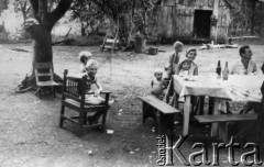 1960-1970., Wanda, Misiones, Argentyna.
Wnuki rodziny Orzeł na patio.
Fot. NN, zbiory Stowarzyszenia Polsko-Argentyńskiego w Wandzie, reprodukcje cyfrowe w Bibliotece Polskiej im. Ignacego Domeyki w Buenos Aires (Biblioteca Polaca Ignacio Domeyko) i w Ośrodku KARTA w Warszawie
