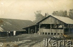 1945-1946, Gobernador Lanusse, Misiones, Argentyna.
Klub Polski.
Fot. NN, zbiory Stowarzyszenia Polsko-Argentyńskiego w Wandzie, udostępniła Maria Jejer, reprodukcje cyfrowe w  Bibliotece Polskiej im. Ignacego Domeyki w Buenos Aires (Biblioteca Polaca Ignacio Domeyko) i w Ośrodku KARTA w Warszawie