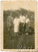 Lata 1938-1939, Gobernador Lanusse, Misiones, Argentyna.
Rodzina pana Bzowskiego, gubernatora, który przyjechał z Posadas do Lanusse w latach 1936-1937.
Fot. NN, zbiory Stowarzyszenia Polsko-Argentyńskiego w Wandzie, udostępniła Maria Jejer, reprodukcje cyfrowe w  Bibliotece Polskiej im. Ignacego Domeyki w Buenos Aires (Biblioteca Polaca Ignacio Domeyko) i w Ośrodku KARTA w Warszawie