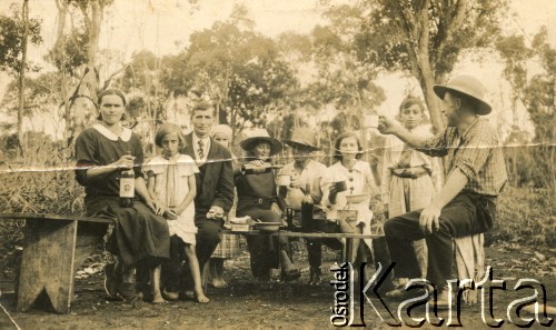 1938, Kolonia Wanda, Misiones, Argentyna. 
Spotkanie polskich emigrantów. Na zdjęciu Anna Pender i jej mąż José Jeleń razem z córką Marią, Kazimierz Bzowski, geodeta dwóch kolonii Wanda i Gobernador Lanusse z żoną i szwagierką oraz ich sąsiad Bolesław Jejer. 
Fot. NN, zbiory Stowarzyszenia Polsko-Argentyńskiego w Wandzie, udostępniła Marii Jejer, reprodukcje cyfrowe w  Bibliotece Polskiej im. Ignacego Domeyki w Buenos Aires (Biblioteca Polaca Ignacio Domeyko) i w Ośrodku KARTA w Warszawie