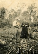 1936, Gobernador Lanusse, Misiones, Argentyna.
Karol Domański i Adela Domański (babcia Marii Jejer) tuż po zakupie działki (chacra).
Fot. NN, zbiory Stowarzyszenia Polsko-Argentyńskiego w Wandzie, udostępniła Maria Jejer, reprodukcje cyfrowe w  Bibliotece Polskiej im. Ignacego Domeyki w Buenos Aires (Biblioteca Polaca Ignacio Domeyko) i w Ośrodku KARTA w Warszawie