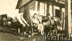 1936-7, Wanda, Misiones, Argentyna.
Bolesław Jejer, Adela Domański, gubernador i senor Gaukowski przed domem.
Fot. NN, zbiory Stowarzyszenia Polsko-Argentyńskiego w Wandzie, udostępniła Maria Jejer, reprodukcje cyfrowe w  Bibliotece Polskiej im. Ignacego Domeyki w Buenos Aires (Biblioteca Polaca Ignacio Domeyko) i w Ośrodku KARTA w Warszawie