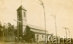 1946, Gobernador Lanusse, Misiones, Argentyna.
Kościół Najświętszego Serca Jezusowego. Ołtarz, konfesjonał wykonał Bolesław Sawicki. Krzynówek Francisco, Jan Dąbrowski, Michał Kusy, Casimiro Kozak, Józef i Andrzej Chudy Kotur.
Fot. NN, zbiory Stowarzyszenia Polsko-Argentyńskiego w Wandzie, udostępniła Maria Jejer, reprodukcje cyfrowe w  Bibliotece Polskiej im. Ignacego Domeyki w Buenos Aires (Biblioteca Polaca Ignacio Domeyko) i w Ośrodku KARTA w Warszawie