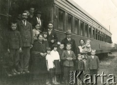 Lata 30., Buenos Aires, Argentyna.
Rodzina Jeleń po przybyciu do Argentyny w drodze do Misiones.
Fot. NN, zbiory Stowarzyszenia Polsko-Argentyńskiego w Wandzie, udostępniła Maria Jejer, reprodukcje cyfrowe w  Bibliotece Polskiej im. Ignacego Domeyki w Buenos Aires (Biblioteca Polaca Ignacio Domeyko) i w Ośrodku KARTA w Warszawie
