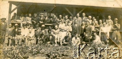 Lata 30., Gobernador Lanusse, Misiones, Argentyna.
Społeczność kolonii polskiej zgromadzona na tarasie punktu medycznego w Lanusse po zbiorowych szczepieniach.
Fot. NN, zbiory Stowarzyszenia Polsko-Argentyńskiego w Wandzie, udostępniła Maria Jejer, reprodukcje cyfrowe w  Bibliotece Polskiej im. Ignacego Domeyki w Buenos Aires (Biblioteca Polaca Ignacio Domeyko) i w Ośrodku KARTA w Warszawie