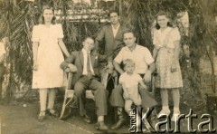 Lata 40., Gobernador Lanusse, Misiones, Argentyna.
Rodzina Konertów i Sawa, z lewej Anastazja, z prawej Maria Konert.
Fot. NN, zbiory Stowarzyszenia Polsko-Argentyńskiego w Wandzie, udostępniła Maria Jejer, reprodukcje cyfrowe w  Bibliotece Polskiej im. Ignacego Domeyki w Buenos Aires (Biblioteca Polaca Ignacio Domeyko) i w Ośrodku KARTA w Warszawie