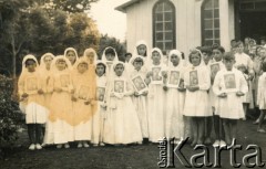 Lata 40., Gobernador Lanusse, Misiones, Argentyna.
Pierwsza Komunia Święta dzieci kolonii Lanusse przed kościołem. 
Fot. NN, zbiory Stowarzyszenia Polsko-Argentyńskiego w Wandzie, udostępniła Maria Jejer, reprodukcje cyfrowe w  Bibliotece Polskiej im. Ignacego Domeyki w Buenos Aires (Biblioteca Polaca Ignacio Domeyko) i w Ośrodku KARTA w Warszawie
