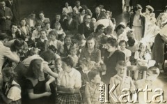 Lata 50., Buenos Aires, Argentyna.
Społecznośc Polskiej Macierzy Szkolnej podczas uroczystości. PMS ze Stowarzyszeniem Harcerzy, zorganizowali w 1953r. pierwszą kolonię letnią z udziałem ponad 200 dzieci w prowincji Buenos Aires nad oceanem w Villa Gesel. W roku 1954 w La Bolsa, w latach następnych 1955 i 56 w Icho Cruz a od roku 1957 w La Granja.
Fot. NN, zbiory Polskiej Macierzy Szkolnej, reprodukcje cyfrowe w  Bibliotece Polskiej im. Ignacego Domeyki w Buenos Aires (Biblioteca Polaca Ignacio Domeyko) i w Ośrodku KARTA w Warszawie 




