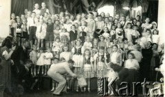 Lata 50., Buenos Aires, Argentyna.
Fotografia grupowa dzieci z Polskiej Macierzy Szkolnej w strojach ludowych.
Fot. NN, zbiory Polskiej Macierzy Szkolnej, kopie cyfrowe w Bibliotece Polskiej im. Ignacego Domeyki w Buenos Aires (Biblioteca Polaca Ignacio Domeyko) i w Ośrodku KARTA w Warszawie 



