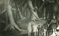 Lata 50., Buenos Aires, Argentyna.
Dzieci z Polskiej Macierzy Szkolnej w trakcie jednego z występów w Domu Polskim.
Fot. NN, zbiory Polskiej Macierzy Szkolnej, reprodukcje cyfrowe w  Bibliotece Polskiej im. Ignacego Domeyki w Buenos Aires (Biblioteca Polaca Ignacio Domeyko) i w Ośrodku KARTA w Warszawie