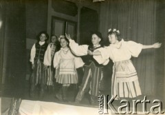 Lata 50., Buenos Aires, Argentyna.
Występ dzieci z PMS w strojach ludowych Krakowiaków.
Fot. NN, zbiory Polskiej Macierzy Szkolnej, reprodukcje cyfrowe w  Bibliotece Polskiej im. Ignacego Domeyki w Buenos Aires (Biblioteca Polaca Ignacio Domeyko) i w Ośrodku KARTA w Warszawie