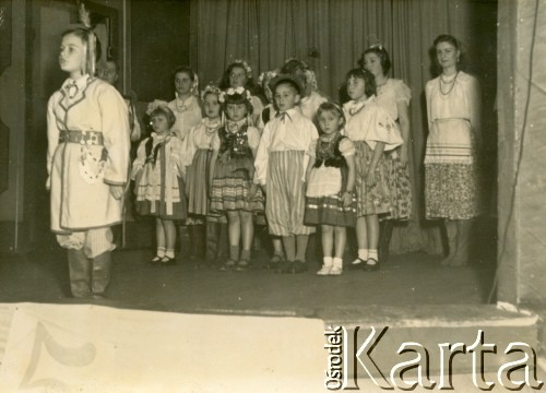 Lata 50., Buenos Aires, Argentyna.
Występ dzieci z PMS w strojach ludowych Krakowiaków.
Fot. NN, zbiory Polskiej Macierzy Szkolnej, reprodukcje cyfrowe w  Bibliotece Polskiej im. Ignacego Domeyki w Buenos Aires (Biblioteca Polaca Ignacio Domeyko) i w Ośrodku KARTA w Warszawie