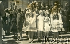 Lata 50., Buenos Aires, Argentyna.
Dziewczynki z PMS w strojach ludowych Krakowiaków.
Fot. NN, zbiory Polskiej Macierzy Szkolnej, reprodukcje cyfrowe w  Bibliotece Polskiej im. Ignacego Domeyki w Buenos Aires (Biblioteca Polaca Ignacio Domeyko) i w Ośrodku KARTA w Warszawie