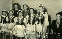 Lata 50., Buenos Aires, Argentyna.
Dzieci z PMS w strojach ludowych Krakowiaków.
Fot. NN, zbiory Polskiej Macierzy Szkolnej, reprodukcje cyfrowe w  Bibliotece Polskiej im. Ignacego Domeyki w Buenos Aires (Biblioteca Polaca Ignacio Domeyko) i w Ośrodku KARTA w Warszawie 

