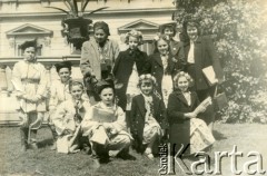 Lata 50., Buenos Aires, Argentyna.
Dzieci z PMS  w strojach krakowiaków na jednym z głównych placów w Buenos Aires.
Fot. NN, zbiory Polskiej Macierzy Szkolnej, reprodukcje cyfrowe w  Bibliotece Polskiej im. Ignacego Domeyki w Buenos Aires (Biblioteca Polaca Ignacio Domeyko) i w Ośrodku KARTA w Warszawie 



