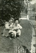 Lata 50., Buenos Aires, Argentyna.
Dwaj chłopcy  w strojach krakowiaków na głównym placu w Buenos Aires.(Plaza de Mayo).
Fot. NN, zbiory Polskiej Macierzy Szkolnej, reprodukcje cyfrowe w  Bibliotece Polskiej im. Ignacego Domeyki w Buenos Aires (Biblioteca Polaca Ignacio Domeyko) i w Ośrodku KARTA w Warszawie