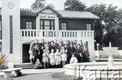 Lata 50., Burzaco, Argentyna.
Wychowankowie na tle szkoły powszechnej.
Fot. NN, zbiory Polskiej Macierzy Szkolnej, reprodukcje cyfrowe w  Bibliotece Polskiej im. Ignacego Domeyki w Buenos Aires (Biblioteca Polaca Ignacio Domeyko) i w Ośrodku KARTA w Warszawie