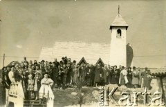 listopad 1951, Burzaco, Argentyna.
Społeczność Macierzy Szkolnej zgromadzona przed kościołem w Burzaco, siedzibą Polskiego Ośrodka Młodzieżowego.
Fot. NN, zbiory Polskiej Macierzy Szkolnej, reprodukcje cyfrowe w  Bibliotece Polskiej im. Ignacego Domeyki w Buenos Aires (Biblioteca Polaca Ignacio Domeyko) i w Oorodku KARTA w Warszawie 

