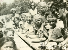 Lata 50., Burzaco, Argentyna.
Posiłek na obozie.
Fot. NN, zbiory Polskiej Macierzy Szkolnej, reprodukcje cyfrowe w  Bibliotece Polskiej im. Ignacego Domeyki w Buenos Aires (Biblioteca Polaca Ignacio Domeyko) i w Ośrodku KARTA w Warszawie