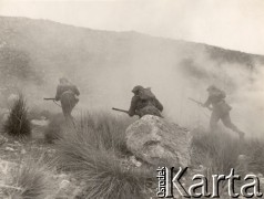 Wiosna 1944, Cassino, Włochy.
Bitwa pod Monte Cassino. Żołnierze piechoty idący do natarcia.
Fot. NN, zbiory Instytutu Józefa Piłsudskiego w Londynie
