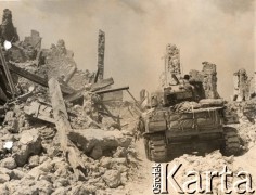 14.05.1944, San Angelo, Włochy.
Bitwa pod Monte Cassino. Czołg Sherman przejeżdżający przez dymiące ruiny miasteczka San Angelo. 
Fot. NN, zbiory Instytutu Józefa Piłsudskiego w Londynie
