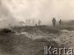 Maj 1944, Cassino, Włochy.
Bitwa pod Monte Cassino. Przejście przez most Baileya (konstrukcja z prefabrykowanych przęseł, łatwa w transporcie i montażu) pod osłoną dymną, w związku ze stałym ostrzałem nieprzyjacielskim.
Fot. NN, zbiory Instytutu Józefa Piłsudskiego w Londynie
