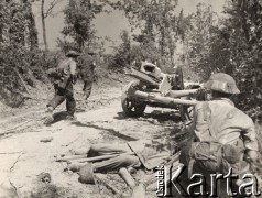 Maj 1944, Cassino, Włochy.
Bitwa pod Monte Cassino. Oficer 7 plutonu obok działa 75 mm i zwłok niemieckiego artylerzysty.
Fot. NN, zbiory Instytutu Józefa Piłsudskiego w Londynie
