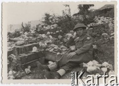 Maj 1944, Cassino, Włochy.
Bitwa pod Monte Cassino. Major Leon Firczyk, dowódca 9 Batalionu Strzelców Karpackich, siedzący przy skrzyniach amunicji.
Fot. NN, zbiory Instytutu Józefa Piłsudskiego w Londynie
