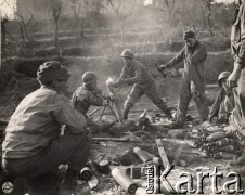 24.01.1944, rejon rzeki Rapido, Włochy.
Początek alianckiego natarcia na Linię Gustawa. Stanowisko moździerza 81 mm na pozycjach oddziałów amerykańskich. W lewym rogu zdjęcia pieczątka: 