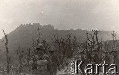 18.05.1944, godz. 9.30, Cassino, Włochy.
Bitwa pod Monte Cassino. Żołnierze 5 Batalionu Strzelców Karpackich idą ze stanowisk na wzgórzu 569 do zdobytego klasztoru.
Fot. Witold Domański, zbiory Instytutu Józefa Piłsudskiego w Londynie
